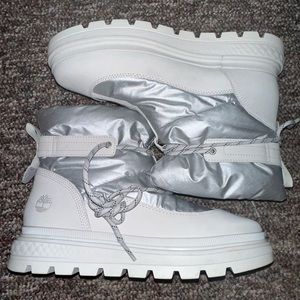 Timberland moon boots NEw never worn women’s 7.5